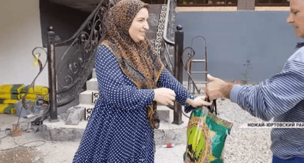 A resident of Chechnya receives a food parcel. Screenshot of the Grozny TV Channel https://www.instagram.com/p/BioZnDRnd17/ A resident of Chechnya receives a food parcel. Screenshot of the Grozny TV Channel https://www.instagram.com/p/BioZnDRnd17/