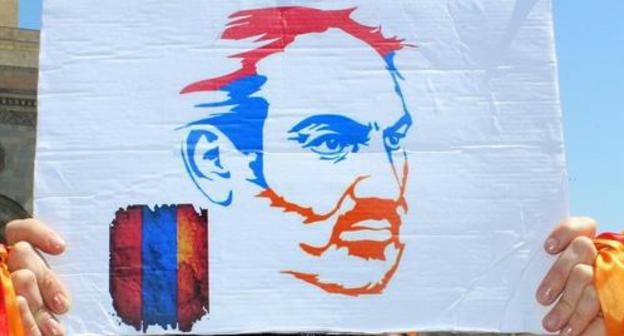Nikol Pashinyan's supporter with his portrait at the rally. Photo by Tigran Petrosyan for the "Caucasian Knot" Nikol Pashinyan's supporter with his portrait at the rally. Photo by Tigran Petrosyan for the "Caucasian Knot"