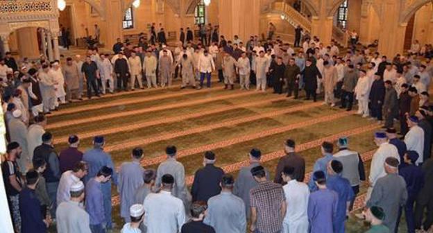 Followers of Sheikh Kunta-Haji Kishiev in a mosque. Photo by the press service of the Spiritual Administration of Muslims of Chechnya http://www.dumchr.ru/single-post/2015/07/14/%D0%92-%D0%A7%D0%B5%D1%87%D0%BD%D0%B5-%D0%BE%D1%82%D0%BC%D0%B5%D1%82%D0%B8%D0%BB%D0%B8-%D0%B4%D0%B5%D0%BD%D1%8C-%D1%80%D0%BE%D0%B6%D0%B4%D0%B5%D0%BD%D0%B8%D1%8F-%D1%88%D0%B5%D0%B9%D1%85%D0%B0-%D0%9A%D1%83%D0%BD%D1%82%D1%8B%D0%A5%D0%B0%D0%B4%D0%B6%D0%B8-%D0%9A%D0%B8%D1%88%D0%B8%D0%B5%D0%B2%D0%B0" Followers of Sheikh Kunta-Haji Kishiev in a mosque. Photo by the press service of the Spiritual Administration of Muslims of Chechnya http://www.dumchr.ru/single-post/2015/07/14/%D0%92-%D0%A7%D0%B5%D1%87%D0%BD%D0%B5-%D0%BE%D1%82%D0%BC%D0%B5%D1%82%D0%B8%D0%BB%D0%B8-%D0%B4%D0%B5%D0%BD%D1%8C-%D1%80%D0%BE%D0%B6%D0%B4%D0%B5%D0%BD%D0%B8%D1%8F-%D1%88%D0%B5%D0%B9%D1%85%D0%B0-%D0%9A%D1%83%D0%BD%D1%82%D1%8B%D0%A5%D0%B0%D0%B4%D0%B6%D0%B8-%D0%9A%D0%B8%D1%88%D0%B8%D0%B5%D0%B2%D0%B0"
