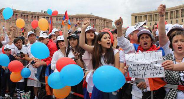 Nikol Pashinyan's supporters observe the results of voting in the Parliament. Yerevan, May 8, 2018. Photo by Tigran Petrosyan for the "Caucasian Knot" Nikol Pashinyan's supporters observe the results of voting in the Parliament. Yerevan, May 8, 2018. Photo by Tigran Petrosyan for the "Caucasian Knot"