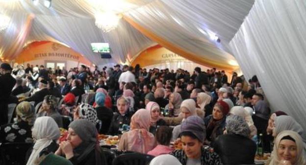 Iftar in the "Ramadan Tent". Moscow, May 19, 2018. Photo by Rustam Djalilov for the Caucasian Knot Iftar in the "Ramadan Tent". Moscow, May 19, 2018. Photo by Rustam Djalilov for the Caucasian Knot