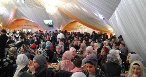 Iftar in the "Ramadan Tent". Moscow, May 19, 2018. Photo by Rustam Djalilov for the Caucasian Knot Iftar in the "Ramadan Tent". Moscow, May 19, 2018. Photo by Rustam Djalilov for the Caucasian Knot