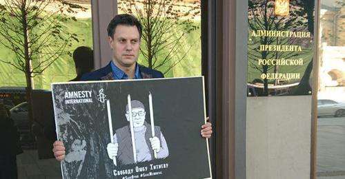 Solo picket in support of Oyub Titiev, Moscow, May 21, 2018. Photo by Rustam Djalilov for the Caucasian Knot. Solo picket in support of Oyub Titiev, Moscow, May 21, 2018. Photo by Rustam Djalilov for the Caucasian Knot.