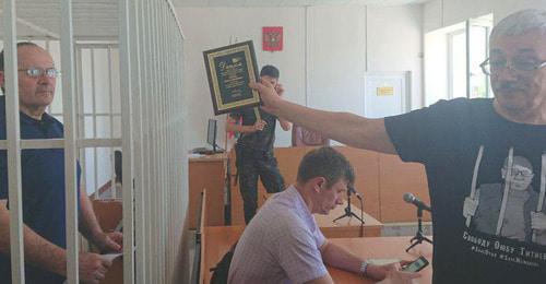 Oleg Orlov (right) in the court room, Oyub Titiev (left), Grozny, May 24, 2018. Photo: press service of HRC "Memorial" Oleg Orlov (right) in the court room, Oyub Titiev (left), Grozny, May 24, 2018. Photo: press service of HRC "Memorial"