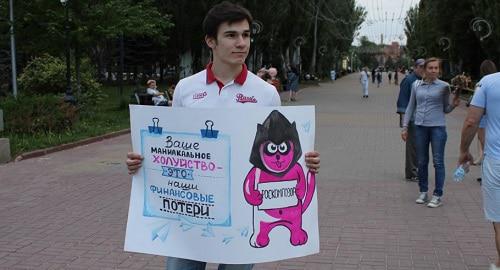 Vladislav Astafiev holds solo picket in Volgograd, May 25, 2018. Photo by Tatiana Filimonova for the Caucasian Knot Vladislav Astafiev holds solo picket in Volgograd, May 25, 2018. Photo by Tatiana Filimonova for the Caucasian Knot