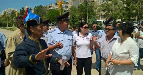 Police demand to stop Oirat-Kalmyk People's Congress, May 19, 2018. Photo by Badma Byurchiev for the Caucasian Knot Police demand to stop Oirat-Kalmyk People's Congress, May 19, 2018. Photo by Badma Byurchiev for the Caucasian Knot