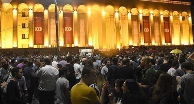 A spontaneous multi-thousand demonstration in front of the Parliament of Georgia in Rustaveli Avenue in Tbilisi. Photo Sputnik / Denis Aslanov https://sputnik-georgia.ru/photo/20180601/240702757/tisyachi-lyudei-blokirovali-centr-tbilisi-foto-akcii-u-parlamenta.html A spontaneous multi-thousand demonstration in front of the Parliament of Georgia in Rustaveli Avenue in Tbilisi. Photo Sputnik / Denis Aslanov https://sputnik-georgia.ru/photo/20180601/240702757/tisyachi-lyudei-blokirovali-centr-tbilisi-foto-akcii-u-parlamenta.html