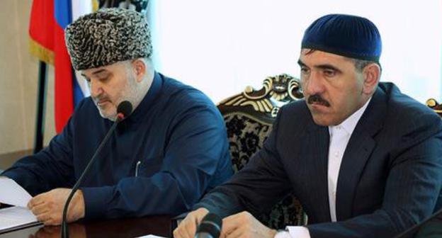 Yunus-Bek Evkurov and Isa Khamkhoev (left). Photo: press service of the Republic of Ingushetia Yunus-Bek Evkurov and Isa Khamkhoev (left). Photo: press service of the Republic of Ingushetia