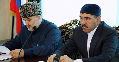 Yunus-Bek Evkurov and Isa Khamkhoev (left). Photo: press service of the Republic of Ingushetia Yunus-Bek Evkurov and Isa Khamkhoev (left). Photo: press service of the Republic of Ingushetia
