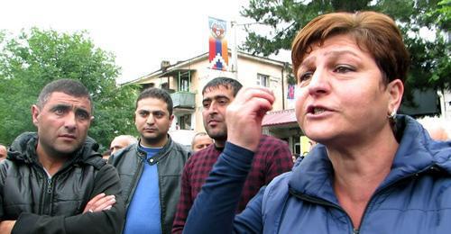 Participants of protest rally in Stepanakert, Nagorno-Karabakh, June 2, 2018. Photo by Alvard Grigoryan for the Caucasian Knot Participants of protest rally in Stepanakert, Nagorno-Karabakh, June 2, 2018. Photo by Alvard Grigoryan for the Caucasian Knot