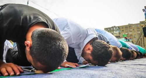 Believers praying. Photo by Aziz Karimov for the Caucasian Knot Believers praying. Photo by Aziz Karimov for the Caucasian Knot