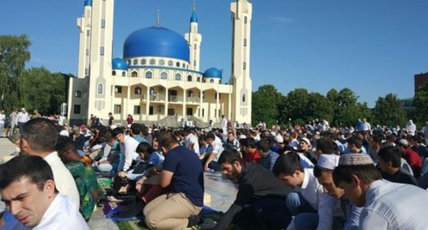 Namaz in Maikop under the open sky. June 15, 2018. Photo courtesy of Eldar Cheuzh Namaz in Maikop under the open sky. June 15, 2018. Photo courtesy of Eldar Cheuzh