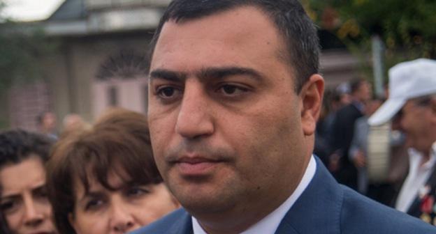 Echmiadzin Mayor Karen Grigoryan. Photo: © Sputnik / Asatur Yesayanthttps://ru.armeniasputnik.am/politics/20180617/12711052/akcii-protesta-v-echmiadzin-syn-manvel-grigoryan-vstretilsya-s-gubernatorom.html Echmiadzin Mayor Karen Grigoryan. Photo: © Sputnik / Asatur Yesayanthttps://ru.armeniasputnik.am/politics/20180617/12711052/akcii-protesta-v-echmiadzin-syn-manvel-grigoryan-vstretilsya-s-gubernatorom.html
