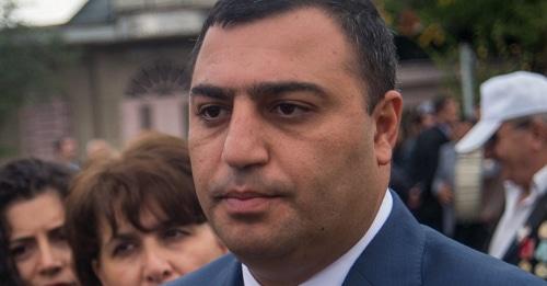 Echmiadzin Mayor Karen Grigoryan. Photo: © Sputnik / Asatur Yesayanthttps://ru.armeniasputnik.am/politics/20180617/12711052/akcii-protesta-v-echmiadzin-syn-manvel-grigoryan-vstretilsya-s-gubernatorom.html Echmiadzin Mayor Karen Grigoryan. Photo: © Sputnik / Asatur Yesayanthttps://ru.armeniasputnik.am/politics/20180617/12711052/akcii-protesta-v-echmiadzin-syn-manvel-grigoryan-vstretilsya-s-gubernatorom.html