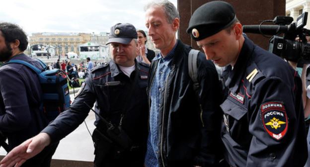 Peter Tatchell (centre). Photo: REUTERS/Glab Garanich Peter Tatchell (centre). Photo: REUTERS/Glab Garanich