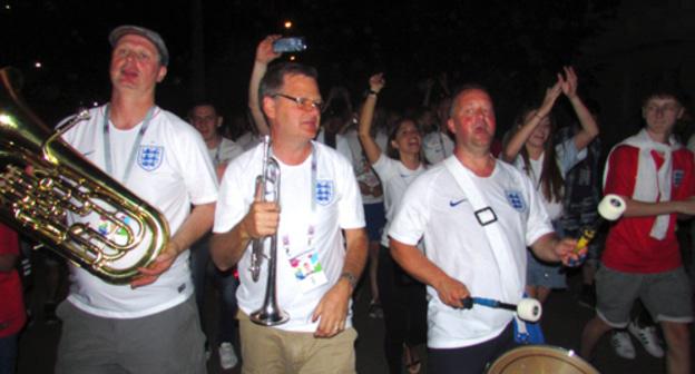 Football fans celebrate victory of England team over Tunisia, Volgograd, June 18, 2018. Photo by Vyacheslav Yaschenko for the Caucasian Knot. Football fans celebrate victory of England team over Tunisia, Volgograd, June 18, 2018. Photo by Vyacheslav Yaschenko for the Caucasian Knot.