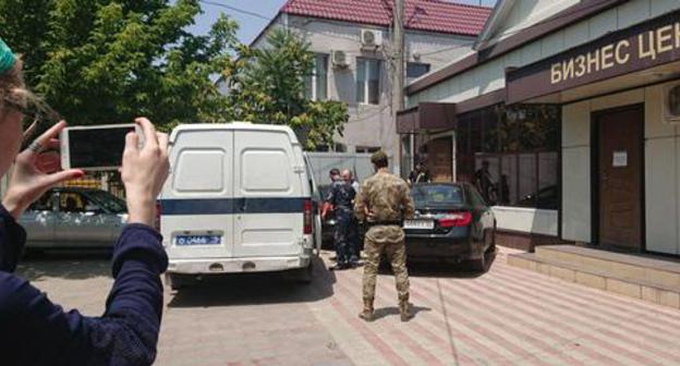 Oyub Titiev is taken away, July 3, 2018. Photo: press service of HRC 'Memorial' Oyub Titiev is taken away, July 3, 2018. Photo: press service of HRC 'Memorial'