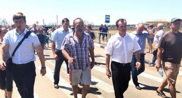 Governor of Krasnodar Territory Veniamin Kondratiev (second from right) came to meet residents of Novokorsunskoye village, July 3, 2018. Photo: press service of the Krasnodar Territory Administration. Governor of Krasnodar Territory Veniamin Kondratiev (second from right) came to meet residents of Novokorsunskoye village, July 3, 2018. Photo: press service of the Krasnodar Territory Administration.