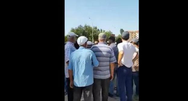 Izberbash residents rally because of absence of drinking water, July 3, 2018. Screenshot from video by user gazetachernovik: https://www.youtube.com/watch?v=98e1eqcGvNA Izberbash residents rally because of absence of drinking water, July 3, 2018. Screenshot from video by user gazetachernovik: https://www.youtube.com/watch?v=98e1eqcGvNA