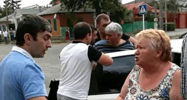 Unknown people push advocate Kuscheterov into a car. Screenshot from the video provided to the Caucasian Knot by Angela Urusova Unknown people push advocate Kuscheterov into a car. Screenshot from the video provided to the Caucasian Knot by Angela Urusova