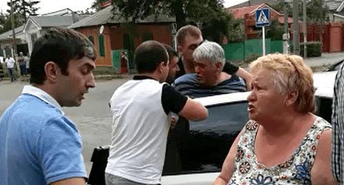 Unknown people push advocate Kuscheterov into a car. Screenshot from the video provided to the Caucasian Knot by Angela Urusova Unknown people push advocate Kuscheterov into a car. Screenshot from the video provided to the Caucasian Knot by Angela Urusova