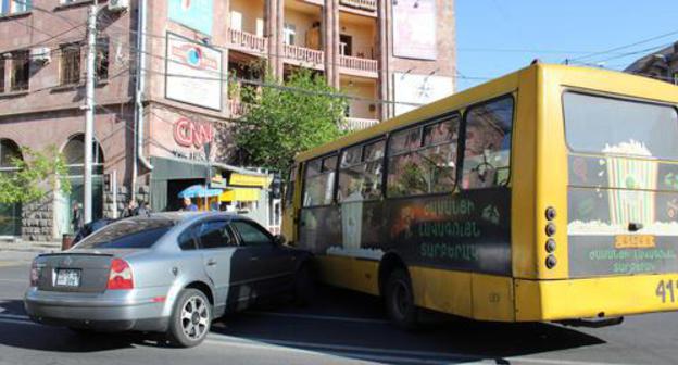 Road traffic incident in Yerevan streets. Photo by Tigran Petrosyan for the ‘Caucasian Knot’. Road traffic incident in Yerevan streets. Photo by Tigran Petrosyan for the ‘Caucasian Knot’.