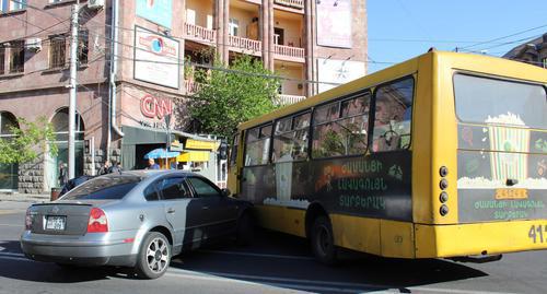 Road traffic incident in Yerevan streets. Photo by Tigran Petrosyan for the ‘Caucasian Knot’. Road traffic incident in Yerevan streets. Photo by Tigran Petrosyan for the ‘Caucasian Knot’.