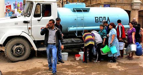 People stand in line to get water from a water truck, Dagestan, Makhachkala, October 2016. Photo by Makhach Akhmedov for the Caucasian Knot. People stand in line to get water from a water truck, Dagestan, Makhachkala, October 2016. Photo by Makhach Akhmedov for the Caucasian Knot.
