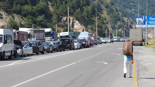 Traffic jam at "Verkhni Lars" border checkpoint. Photo by Alan Tskhurbaev for the Caucasian Knot. Traffic jam at "Verkhni Lars" border checkpoint. Photo by Alan Tskhurbaev for the Caucasian Knot.