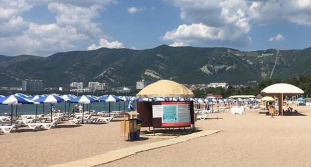 Half empty beach of Gelendzhik: business owners assert that football players training prevented tourists from coming, July 6, 2018. Photo by Anna Gritsevich for the Caucasian Knot. Half empty beach of Gelendzhik: business owners assert that football players training prevented tourists from coming, July 6, 2018. Photo by Anna Gritsevich for the Caucasian Knot.