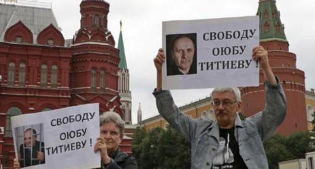 Svetlana Gannushkina and Oleg Orlov held solo pickets at Manege Square in Moscow. July 9, 2018. Photo by the press service of the Human Rights Centre "Memorial" Svetlana Gannushkina and Oleg Orlov held solo pickets at Manege Square in Moscow. July 9, 2018. Photo by the press service of the Human Rights Centre "Memorial"