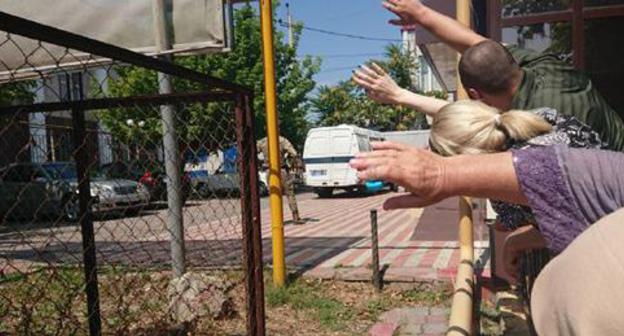 Oyub Titiev delivered to the Shali City Court of Chechnya. July 9, 2018. Photo by the press service of the Human Rights Centre "Memorial" Oyub Titiev delivered to the Shali City Court of Chechnya. July 9, 2018. Photo by the press service of the Human Rights Centre "Memorial"