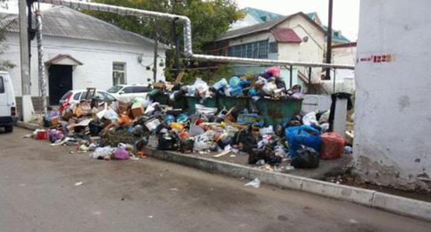 Garbage in the streets of Makhachkala. Screenshot of the video by the user Jennet Chan https://www.youtube.com/watch?v=vAD76aQH_30 Garbage in the streets of Makhachkala. Screenshot of the video by the user Jennet Chan https://www.youtube.com/watch?v=vAD76aQH_30