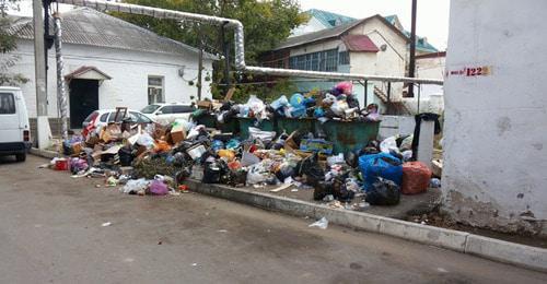Garbage in the streets of Makhachkala. Screenshot of the video by the user Jennet Chan https://www.youtube.com/watch?v=vAD76aQH_30 Garbage in the streets of Makhachkala. Screenshot of the video by the user Jennet Chan https://www.youtube.com/watch?v=vAD76aQH_30