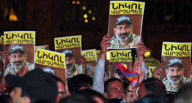 Leaflets with Nikol Pashinyan's name and photos of Pashinyan. Yerevan, May 2, 2018. Photo by Tigran Petrosyan for the "Caucasian Knot" Leaflets with Nikol Pashinyan's name and photos of Pashinyan. Yerevan, May 2, 2018. Photo by Tigran Petrosyan for the "Caucasian Knot"