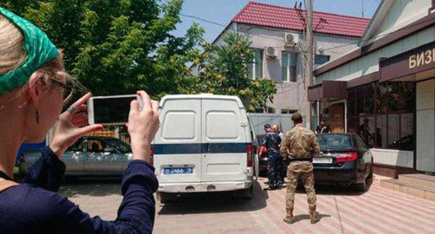 Oyub Titiev's convoy. Photo by the press service of the Human Rights Centre "Memorial" Oyub Titiev's convoy. Photo by the press service of the Human Rights Centre "Memorial"