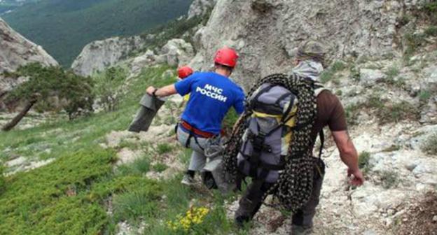 Rescuers in the mountains. Photo https://www.facebook.com/search/str/мчс+кчр/keywords_search Rescuers in the mountains. Photo https://www.facebook.com/search/str/мчс+кчр/keywords_search