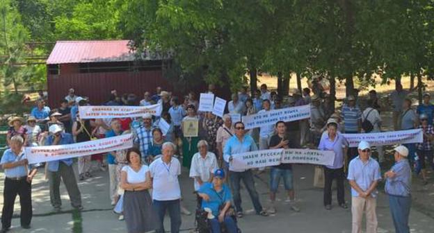 Participants of a rally against the bill on the voluntary study of native languages. Elista, July 14, 2018. Photo by Badma Byurchiev for the "Caucasian Knot" Participants of a rally against the bill on the voluntary study of native languages. Elista, July 14, 2018. Photo by Badma Byurchiev for the "Caucasian Knot"