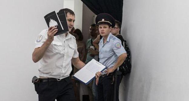 Confiscation of the moloko+ almanacs in Krasnodar. Photo: Alina Desyatnichenko / Yuga.ru Confiscation of the moloko+ almanacs in Krasnodar. Photo: Alina Desyatnichenko / Yuga.ru