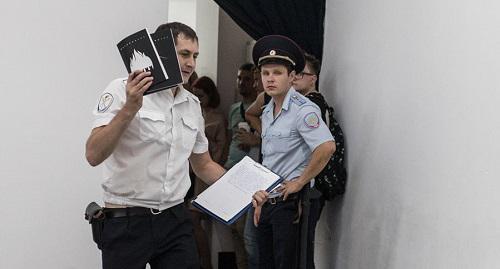 Confiscation of the moloko+ almanacs in Krasnodar. Photo: Alina Desyatnichenko / Yuga.ru Confiscation of the moloko+ almanacs in Krasnodar. Photo: Alina Desyatnichenko / Yuga.ru