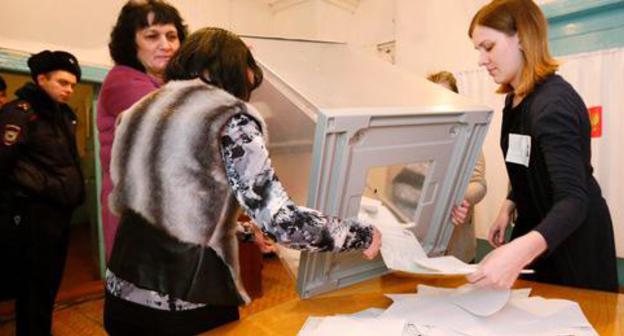 Recount of votes at a polling station, March 18, 2018. Photo: REUTERS/Ilya Naymushin Recount of votes at a polling station, March 18, 2018. Photo: REUTERS/Ilya Naymushin