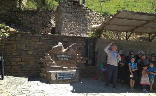 Magomed Abdulkhabirov, initiator of the monument to abandoned mountain villages (with a raised hand), at the opening of the monument in the village of Nizhnee Gakvari, Tsumadin District, July 18. 2018. Photo by provided to the Caucasian Knot by Omar Gadzhiev. Magomed Abdulkhabirov, initiator of the monument to abandoned mountain villages (with a raised hand), at the opening of the monument in the village of Nizhnee Gakvari, Tsumadin District, July 18. 2018. Photo by provided to the Caucasian Knot by Omar Gadzhiev.