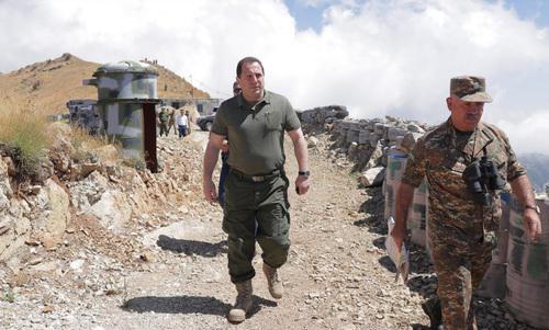 David Tonoyan, Armenian Minister of Defence, on the southwestern part of the border. Photo by the press service of the Ministry of Defence for Armenia http://www.mil.am/hy/news/5426 David Tonoyan, Armenian Minister of Defence, on the southwestern part of the border. Photo by the press service of the Ministry of Defence for Armenia http://www.mil.am/hy/news/5426