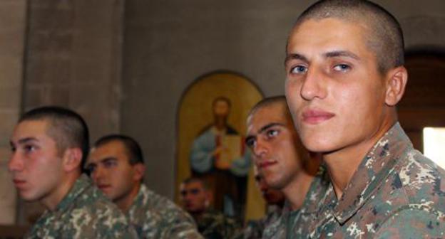 Soldiers before being baptized. Photo by Alvard Grigoryan for the Caucasian Knot Soldiers before being baptized. Photo by Alvard Grigoryan for the Caucasian Knot