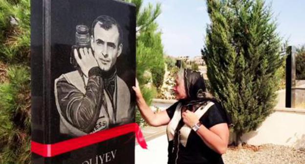A commemoration of journalist Rasim Aliev was held in Baku. August 9, 2018. Photo by Parvana Bayramova for the "Caucasian Knot" A commemoration of journalist Rasim Aliev was held in Baku. August 9, 2018. Photo by Parvana Bayramova for the "Caucasian Knot"