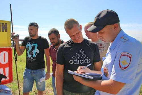 Farmers on protest rally in the Krasnosulin District and a policeman, August 12, 2018. Photo by Vyacheslav Prudnikov for the Caucasian Knot Farmers on protest rally in the Krasnosulin District and a policeman, August 12, 2018. Photo by Vyacheslav Prudnikov for the Caucasian Knot