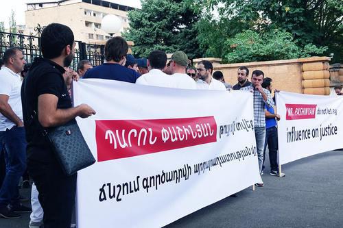 Rally in front of the residence of Armenian Prime Minister, August 14, 2018. Photo: "Free Robert Kocharyan" Factbook group, https://www.facebook.com/freepresidentkocharyan/ Rally in front of the residence of Armenian Prime Minister, August 14, 2018. Photo: "Free Robert Kocharyan" Factbook group, https://www.facebook.com/freepresidentkocharyan/