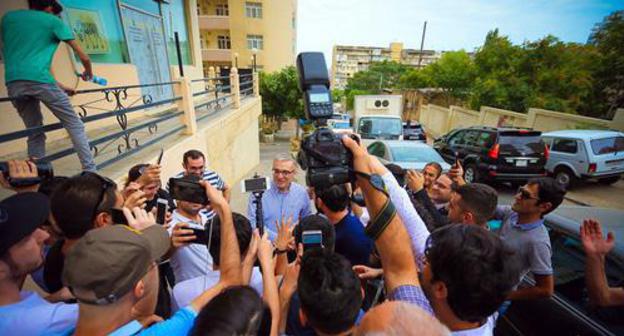 Ilgar Mamedov talks to journalists near his house. Photo by Aziz Karimov for the Caucasia Knot Ilgar Mamedov talks to journalists near his house. Photo by Aziz Karimov for the Caucasia Knot