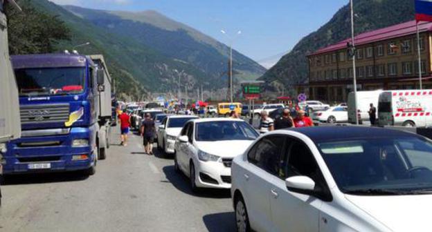 Queues at the "Verkhny Lars" checkpoint, August 17, 2018. Photo by Emma Marzoeva for the Caucasian Knot. Queues at the "Verkhny Lars" checkpoint, August 17, 2018. Photo by Emma Marzoeva for the Caucasian Knot.