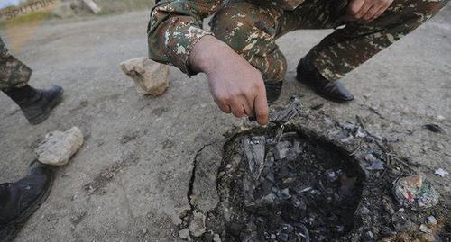 Hadrut Province of Nagorno-Karabakh. Traces of shells of the Smerch launch rocket system. Photo © Sputnik/ Asatur Yesayants https://ru.armeniasputnik.am/columnists/20180402/11219983/krichashchaya-tishina-aprelskoj-vojny-v-karabahe-chto-bylo-za-liniej-fronta.html Hadrut Province of Nagorno-Karabakh. Traces of shells of the Smerch launch rocket system. Photo © Sputnik/ Asatur Yesayants https://ru.armeniasputnik.am/columnists/20180402/11219983/krichashchaya-tishina-aprelskoj-vojny-v-karabahe-chto-bylo-za-liniej-fronta.html